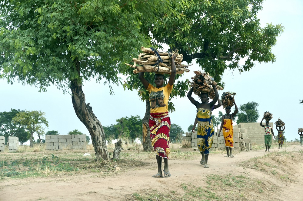 Frauen in Afrika tragen Lasten