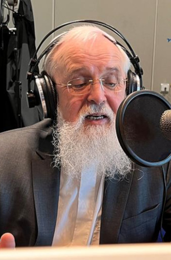 Bischof Gerhard Feige im Tonstudio