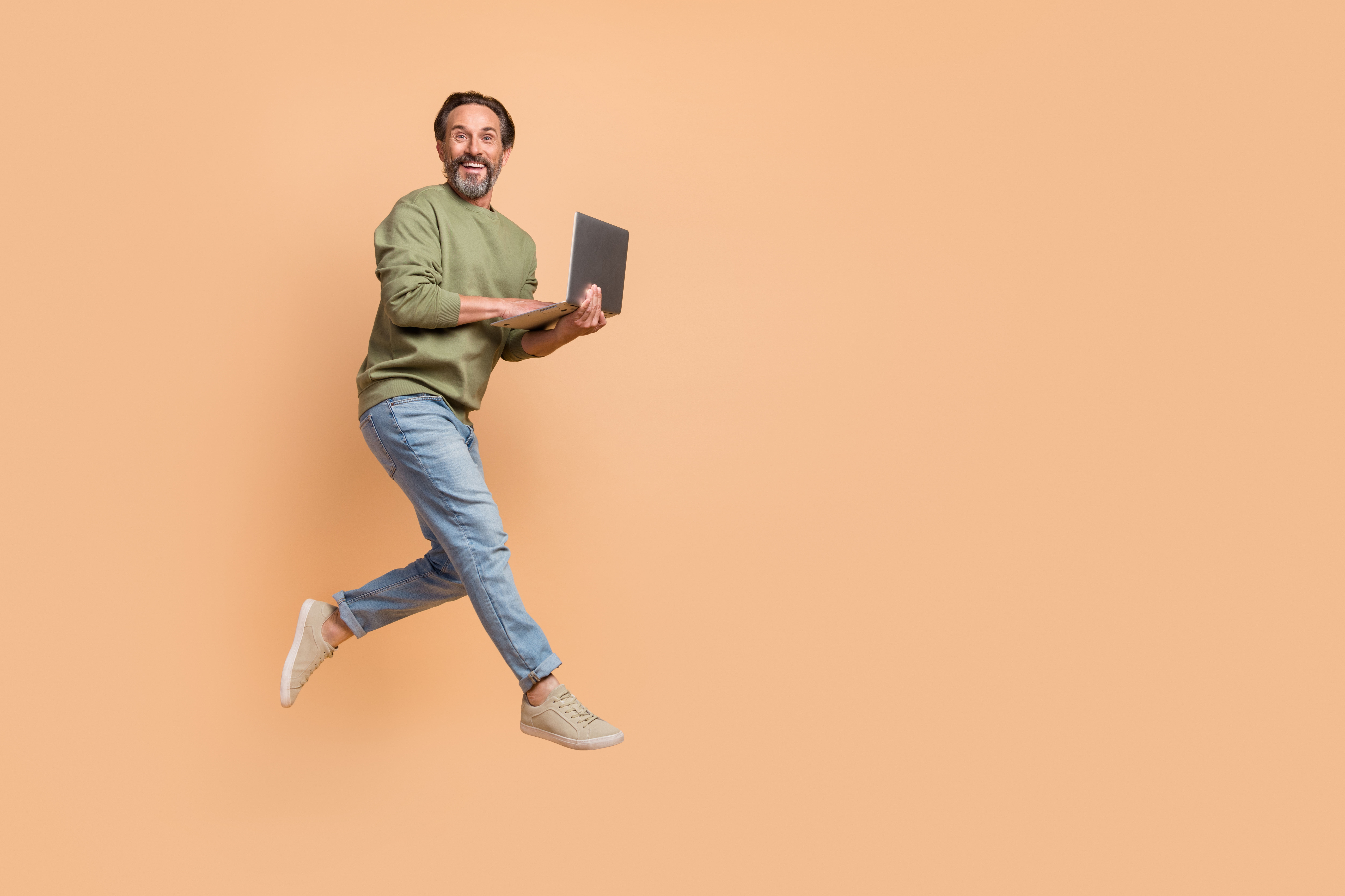 Person mit Laptop hopst