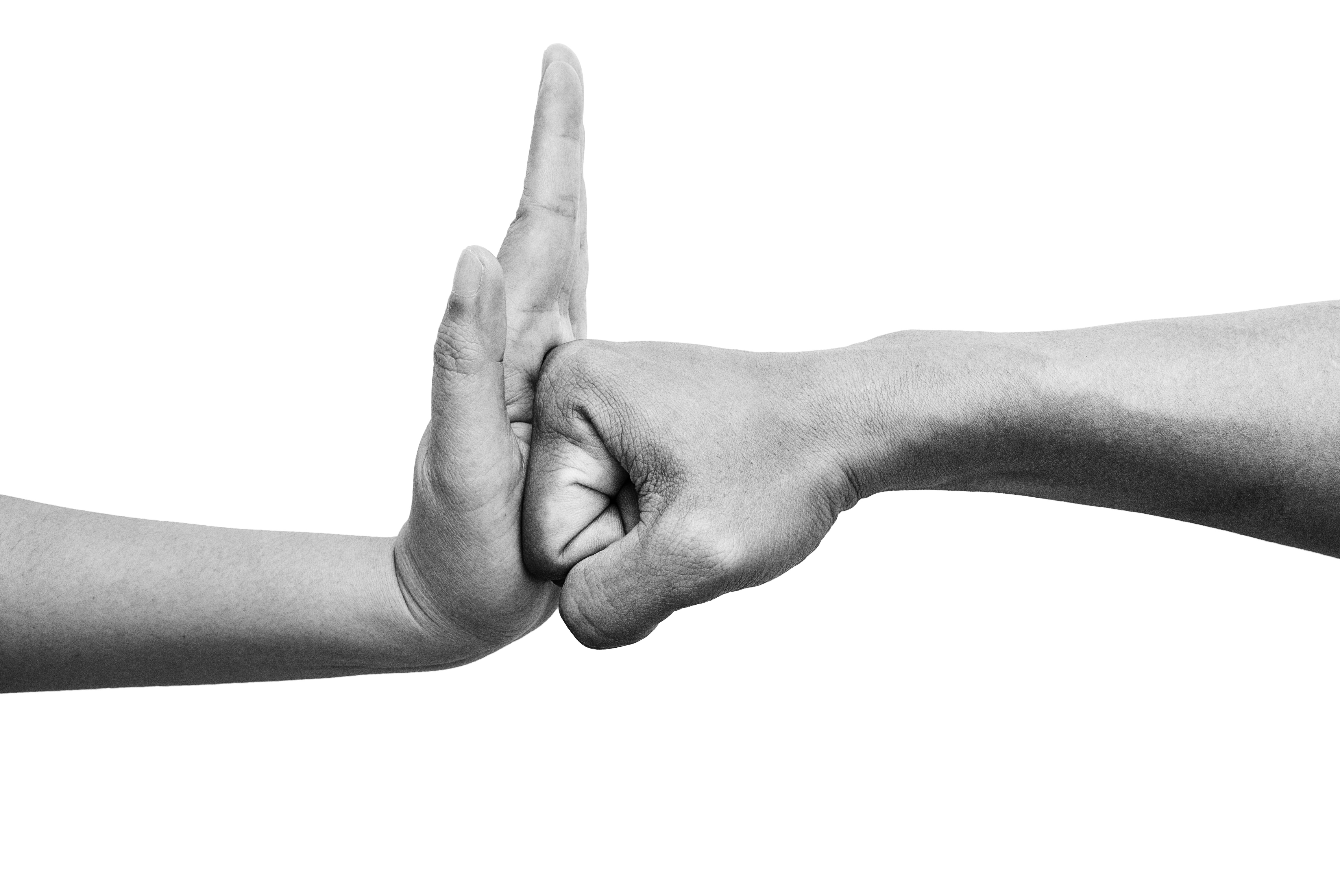 Faust trifft auf abwehrende Hand