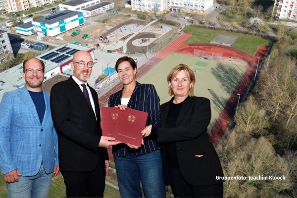 M-Vs Innenminister Christian Pegel überreicht die Förderbescheide an Rostocks OB Eva-Maria Kröger, an Schul- und Sportsenator Steffen Bockhahn (l.) und KOE-Betriebsleiterin Sigrid Hecht. Foto: Joachim Kloock
