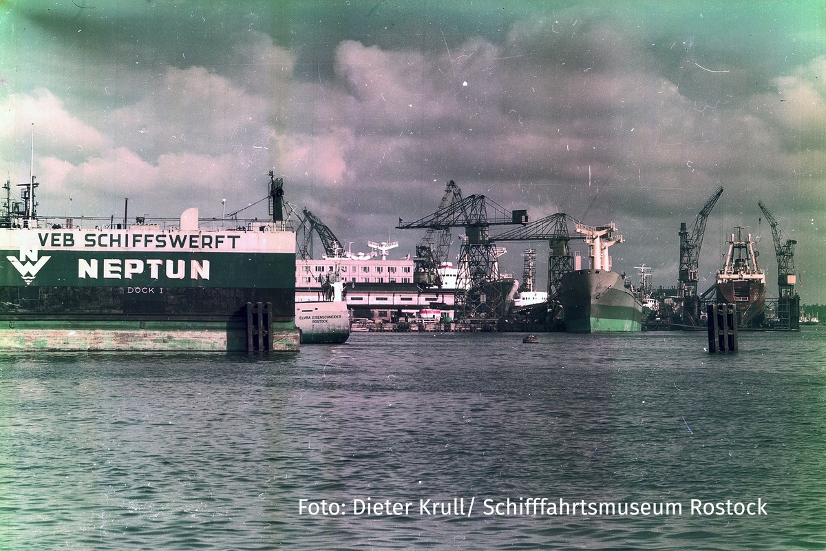 Blick über die Warnow auf die Neptunwerft in den 1970ern | Foto: Dieter Krull/Schifffahrtsmuseum Rostock