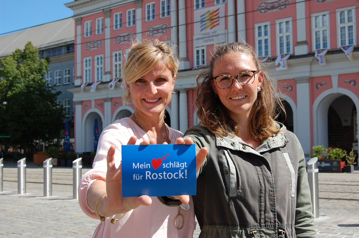 Postkarte "Mein Herz schlägt für Rostock" vor dem Rathaus (Foto: Presse- und Informationsstelle)