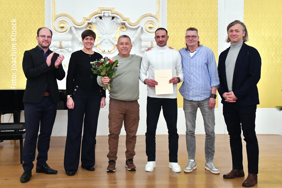 Beispielgebendes Engagement in den unterschiedlichen Bereichen des gesellschaftlichen Lebens in Rostock würdigten Oberbürgermeisterin Eva-Maria Kröger, Bürgerschaftspräsident Dr. Heinrich Prophet und Sozialsenator Steffen Bockhahn. | Foto: Joachim Kloock