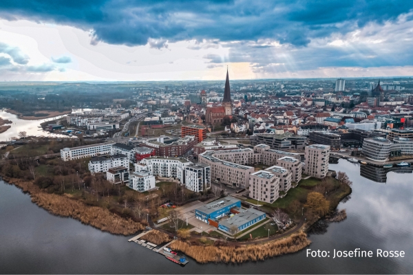 Als Stadt am Wasser bleibt Rostock eine beliebte Urlaubsdestination. Foto: Josefine Rosse