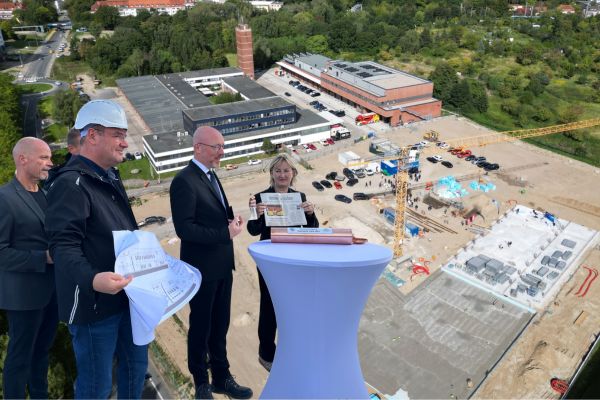 Im Beisein von M-Vs Innenminister Christian Pegel wurde der Grundstein für das Neubauprojekt gelegt. Foto: Josefine Rosse