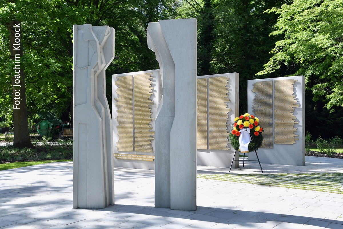 Der Gedenkort für die auf Rostocker Friedhöfen begrabenen Verfolgten des Nationalsozialismus auf dem Neuen Friedhof bei der Eröffnung im Mai 2025. | Foto: Joachim Kloock
