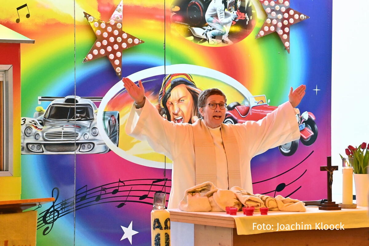 Schaustellergottesdienst im Autoscooter 2024 (Foto: Joachim Kloock)