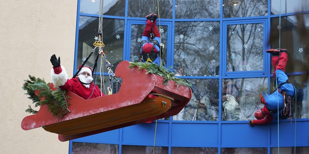 Der Nikolaus besuchte bereits zum vierten Mal zusammen mit den Höhenrettern der Rostocker Berufsfeuerwehr die Klinik und Poliklinik für Kinder- und Jugendmedizin. | Foto: Universitätsmedizin Rostock