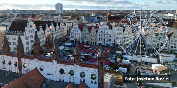 Der Rostocker Weihnachtsmarkt erstreckt sich vom Neuen Markt bis zum Weihnachtsdorf am Brink. Foto: Josefine Rosse