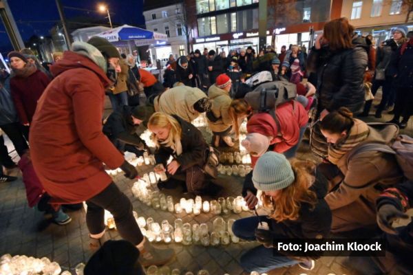 Am 25. November findet um 17 Uhr auf dem Doberaner Platz die Aktion "Ein Licht für jede Frau" statt. Foto: Joachim Kloock