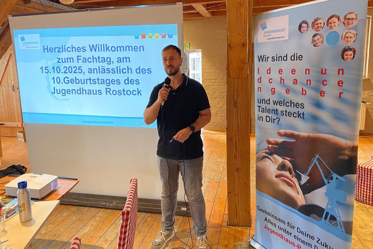 Moderator Erik Schmidtke bei der Eröffnung der Fachtagung anlässlich des Jubiläums. | Foto: Hanse-Jobcenter Rostock