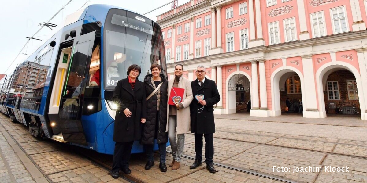 RSAG-Vorständin Yvette Hartmann, Oberbürgermeisterin Eva-Maria Kröger, Staatssekretärin Ines Jesse und RSAG-Vorstand Jan Bleis mit TINA vor dem Rathaus (Foto: Joachim Kloock)