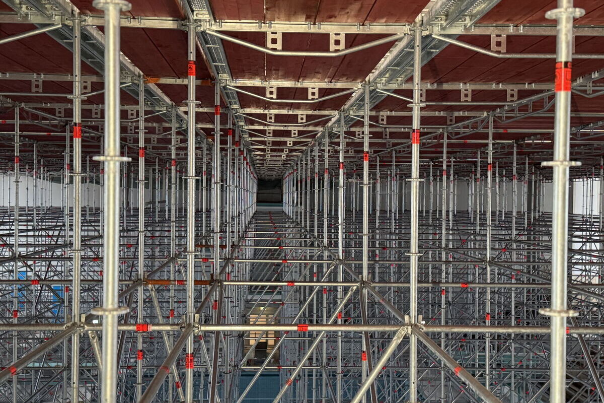 Das Raumgerüst füllt die komplette 25-m-Halle und erlaubt das sichere Arbeiten im Deckenbereich. Foto: KOE Rostock