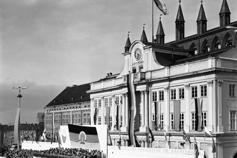 Rathaus zu DDR-Zeiten (Plakat-Auszug) | Foto: Kulturhistorisches Museum Rostock