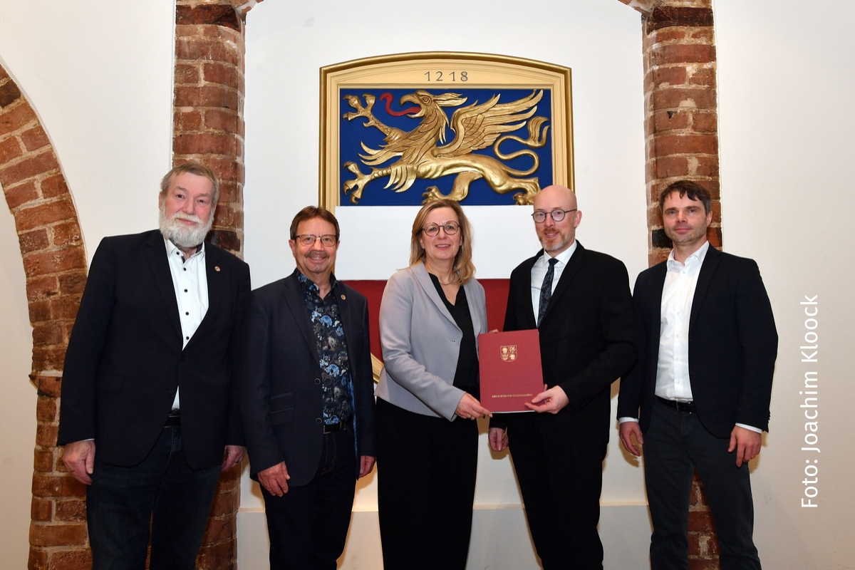 Ralf Mucha (MdL), Rainer Albrecht (MdL), Senatorin Dr. Ute Fischer-Gäde, Bauminister Christian Pegel und Oliver Buchholz, Geschäftsführer der RGS mbH. | Foto: Joachim Kloock