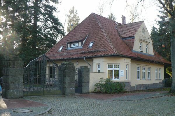 Eingang zum Neuen Friedhof (Foto: Archiv)