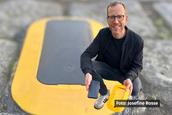 Die ersten Sensoren wurden unter anderem in der Ladezone in der Langen Straße installiert. Erik Lohse betreut das Projekt. Foto: Josefine Rosse