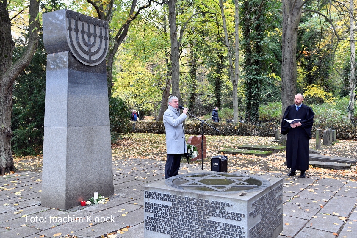 Landesrabbiner Yuriy Kadnykov (r.) und der Vorsitzende der Jüdischen Gemeinde Rostock Juri Rosov (l.) sprechen im November 2023 zu den Anwesenden auf dem Jüdischen Friedhof im Lindenpark. | Foto: Joachim Kloock