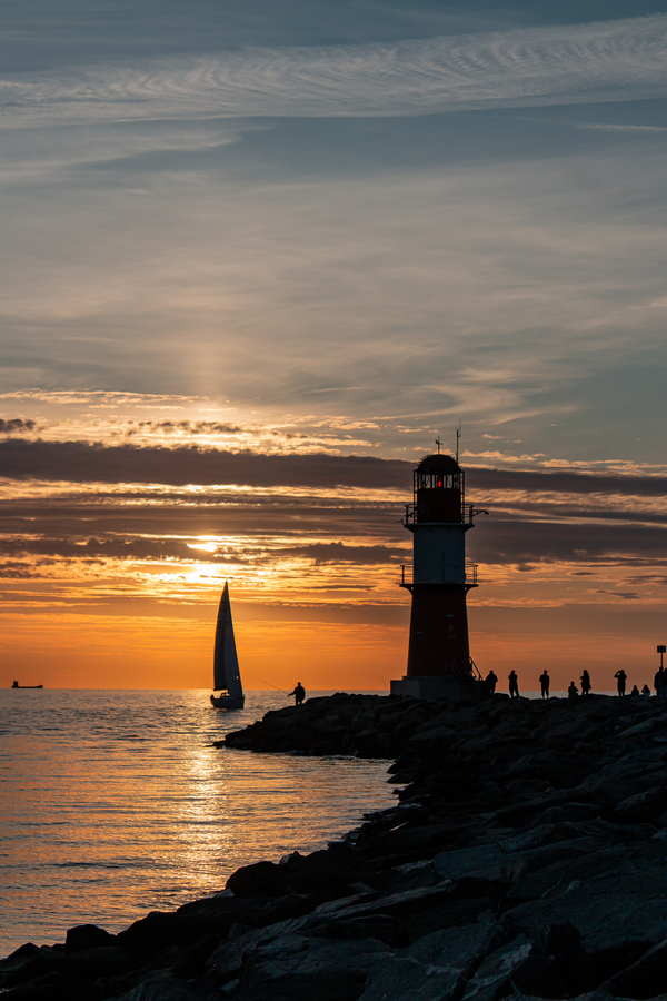 Warnemünder Mole mit Leuchtfeuer bei Sonnenuntergang (Kalenderbild September im Umweltkalender 2026) | Foto: Maria Kronemann