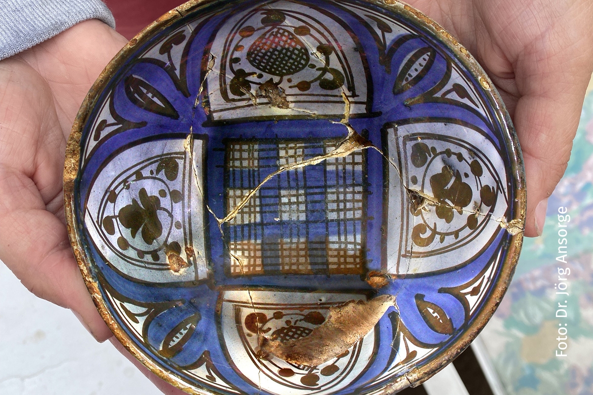 Einer der Funde am Rathaus: Lüsterware aus Valencia aus dem 15. Jahrhundert. | Foto: Dr. Jörg Ansorge