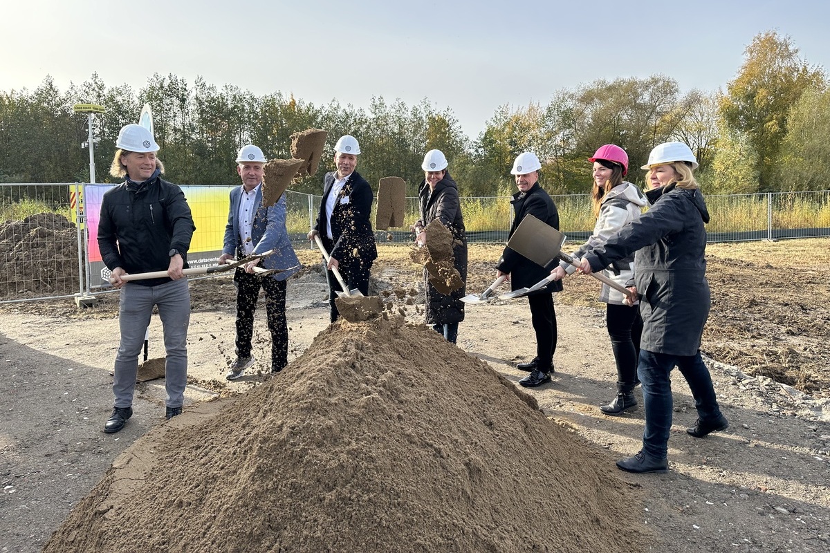 Spatenstich für den Neubau eines kommunalen Rechenzentrums. | Foto: Joachim Kloock