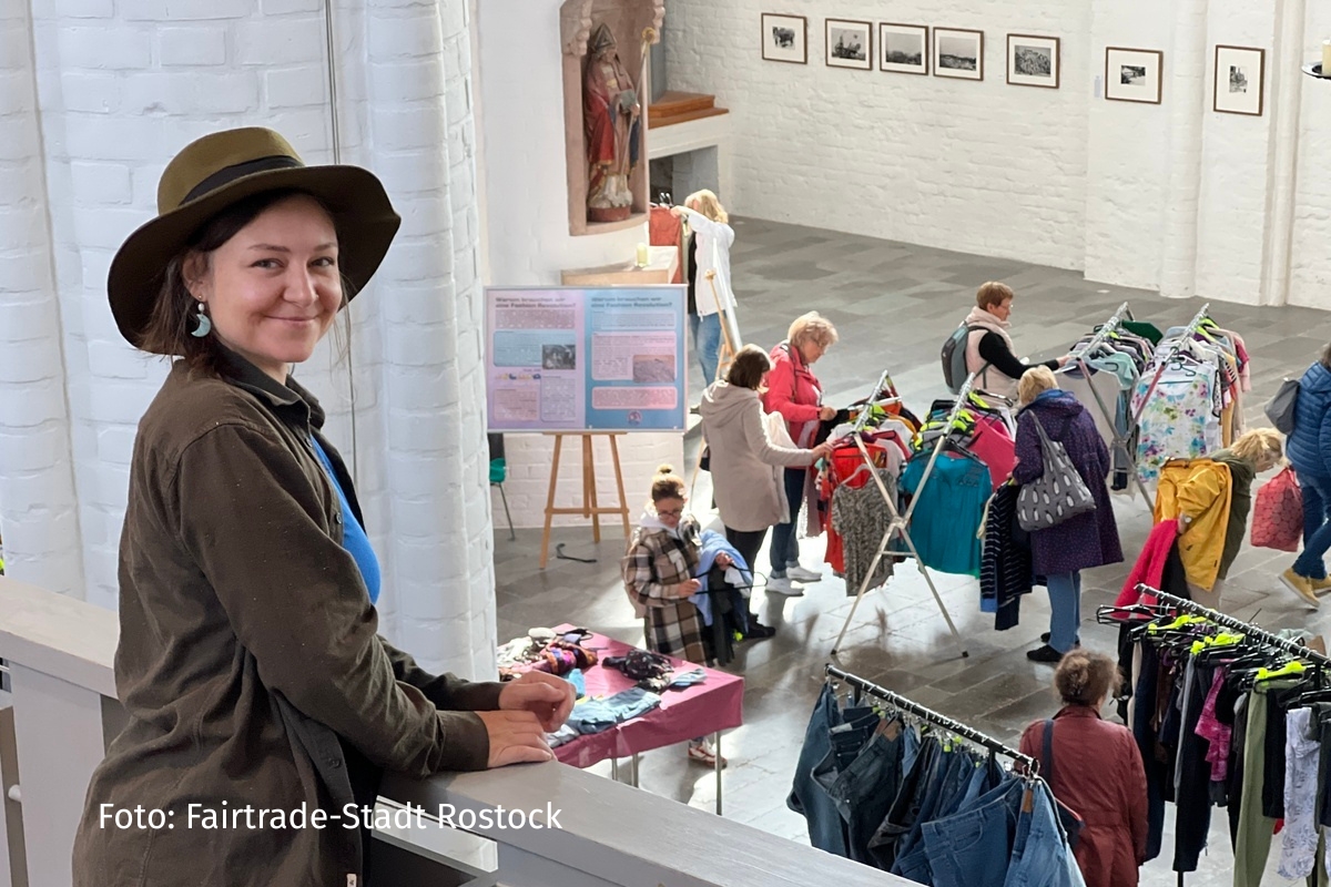 Projektkoordinatorin Nicole Gericke schaut auf das fröhliche Gewusel beim 11. „Schätzchen“-Kleidertausch in der Nikolaikirche Rostock. | Foto: Fairtrade-Stadt Rostock