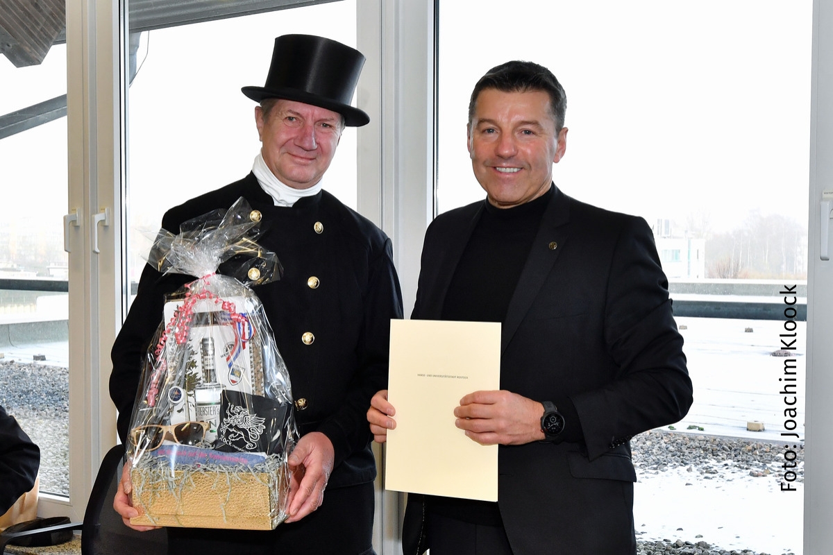 Der kommissarische Amtsleiter des Stadtamtes Andreas Bechmann überreichte Peter Hagge die Dankesurkunde der Oberbürgermeisterin. | Foto: Joachim Kloock
