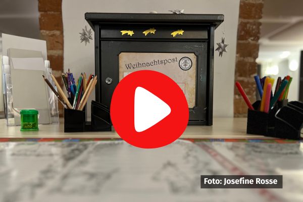 Die Wunschzettel können in der Rathaushalle gestaltet und dann direkt in den Wunschbriefkasten eingeworfen werden. Foto: Josefine Rosse