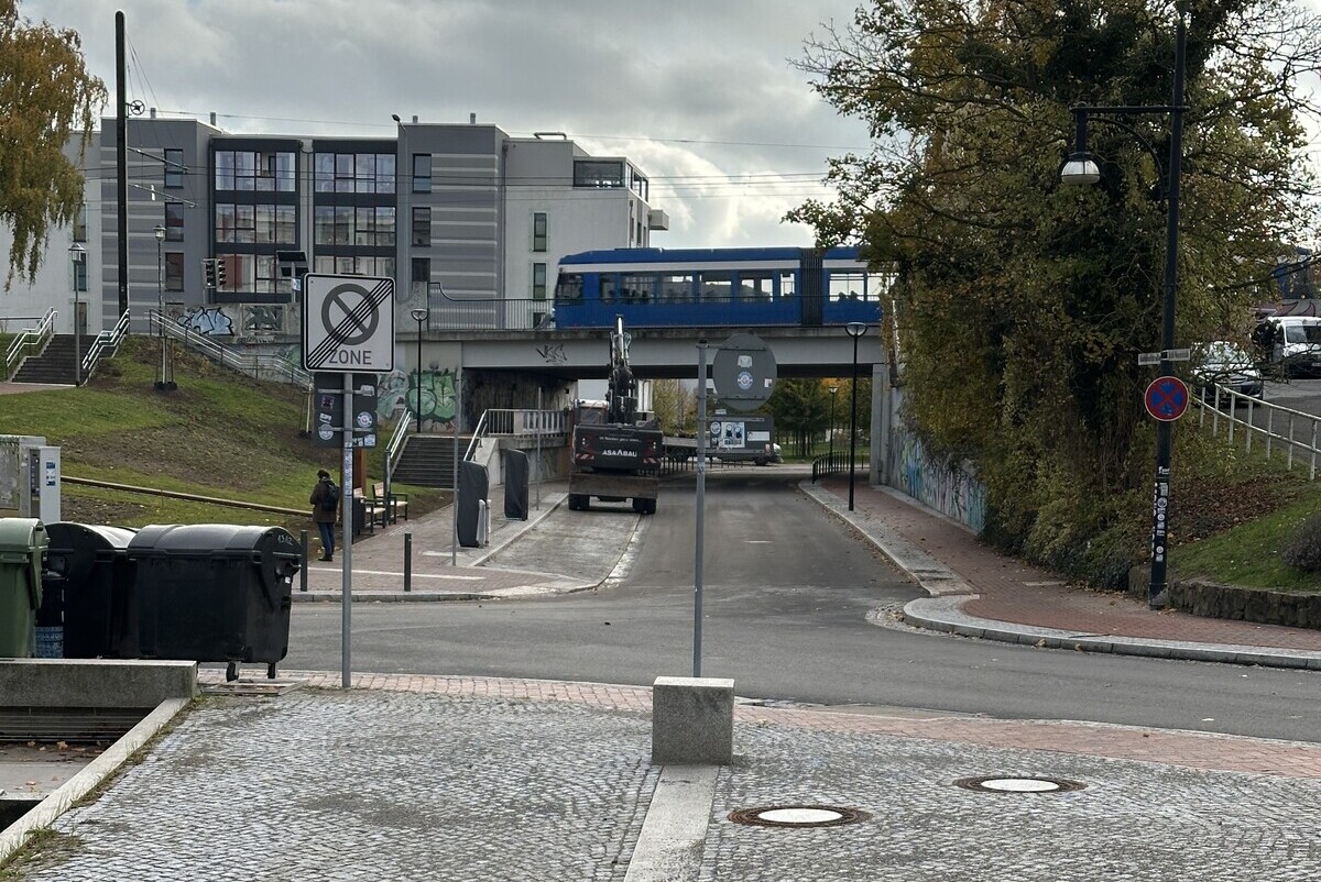 Blick auf die Bahnhofstraße und die Brücke im Verlauf der Ernst-Barlach-Straße. | Foto: Presse- und Informationsstelle