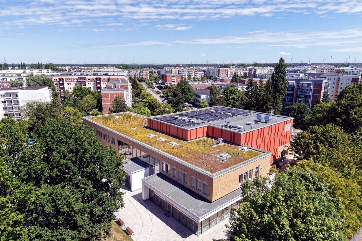 Erweiterungsbau des Musikgymnasiums „Käthe Kollwitz“ Der Erweiterungsbau bietet drei Fachunterrichtsräume Musik, sechs Übungsräume, zwei Bandräume sowie einen flexibel nutzbaren Veranstaltungs- und Konzertsaal für bis zu 350 Gäste. | Foto: Eigenbetrieb Kommunale Objektbewirtschaftung und -entwicklung der Hanse- und Universitätsstadt Rostock