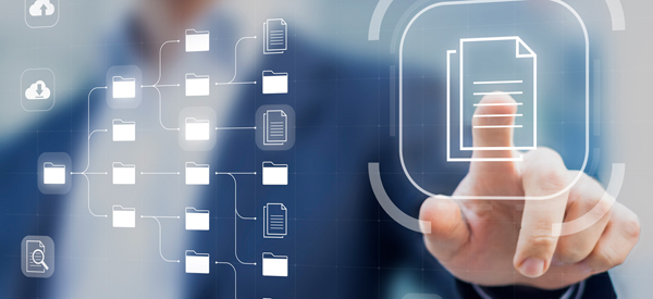 Digitalisierung: Person drückt auf Bildschirm