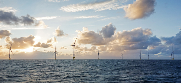 Großer Offshore-Windpark am Horizont im Sonnenuntergang in der Nordsee