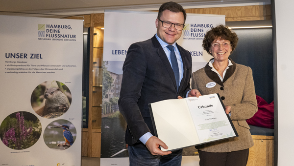 Carsten Schneider überreicht Förderscheck