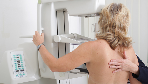Durchführung einer Mammographie bei einer Frau.