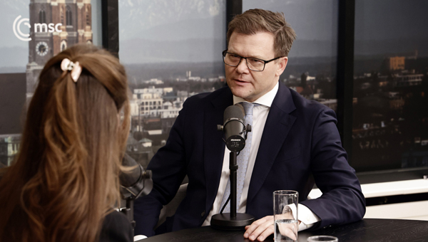 Carsten Schneider im Gespräch mit Moderatorin