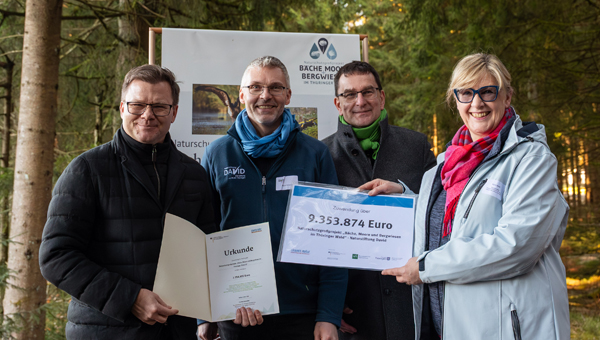 Carsten Schneider übergibt den Förderscheck an die Beteiligten