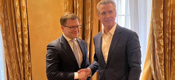Carsten Schneider und Gavin Newsom schütteln Hände.