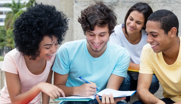 Gruppe junger Menschen