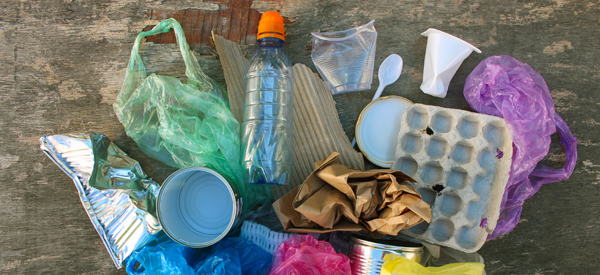 Verpackungsmüll wie Plastikflaschen, Dosen, Beutel, Eierkartons