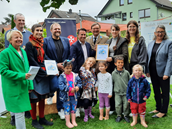 Ingrid Weitzel (v.l.: Koordinatorin Frühe Bildung im Kreis Gütersloh), Eike Horn (Klimaschutzmanager Stadt Werther), Monika Bröhl (Projektmanagerin bei der Landesgesellschaft für Klimaschutz „energy4climate“), Bürgermeister Veith Lemmen, Christian Mildenberger (Geschäftsführer bei „energy4climate“), Albrecht Wrede (Regionalvorstand der Johanniter in OWL), Angelina Zeiser (Kita-Leiterin), Jessica Nagel (Kita-Projektbeauftragte) und Sylvia Steinhauer-Lisicki (Fachbereichsleiterin bei den Johannitern).