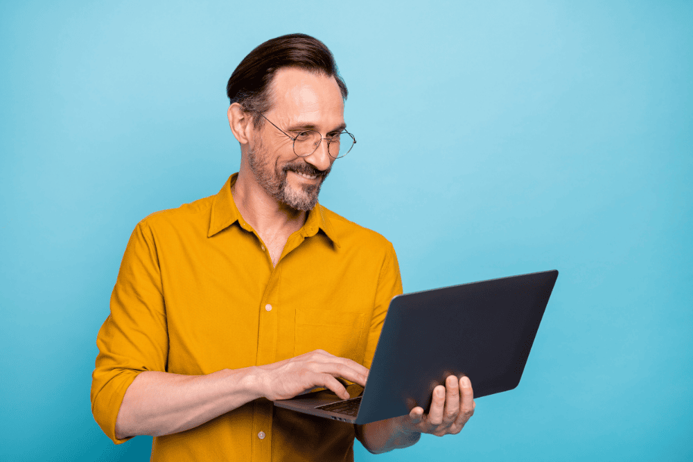 Mann mit Laptop ©Adobe Stock