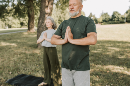 Mann und Frau meditieren © Vlada Karpovich/Pexels 