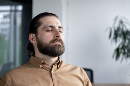 Mann atmet entspannt © Adobe Stock