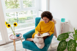 Frau schreibt © adobe stock