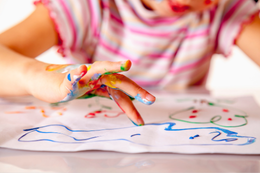 Kind malt mit Fingerfarben© Adobe Stock