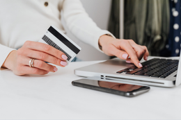 Frau zahlt Online © Karola G von Pexels