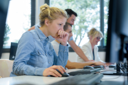 Frau am PC © Adobe Stock