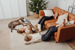 Mutter und Tochter entspannen vorm Weihnachtbaum  © Karola G von Pexels