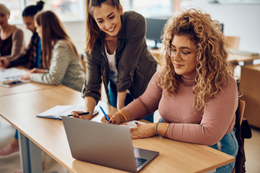 Schülerinnen am Laptop © Adobe Stock